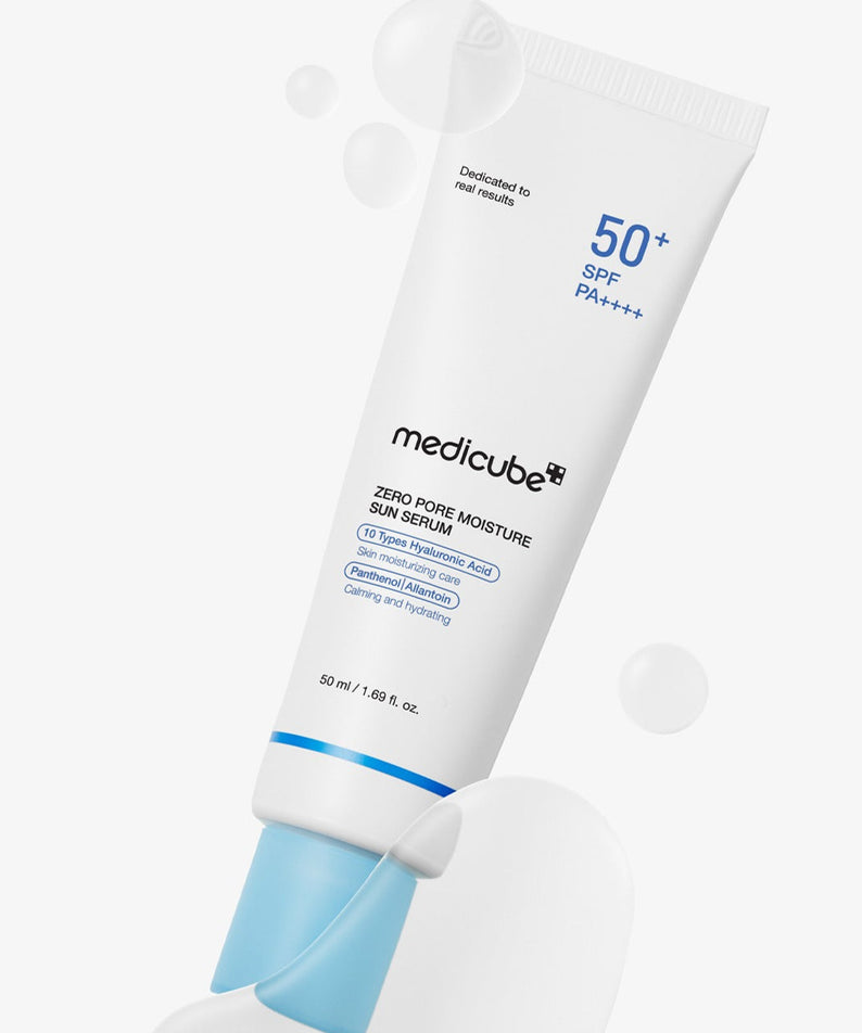 MEDICUBE Zero Pore Moisture Sun Serum 50ml, tube blanc et bleu sur fond clair, marque MEDICUBE, contexte beauté solaire.