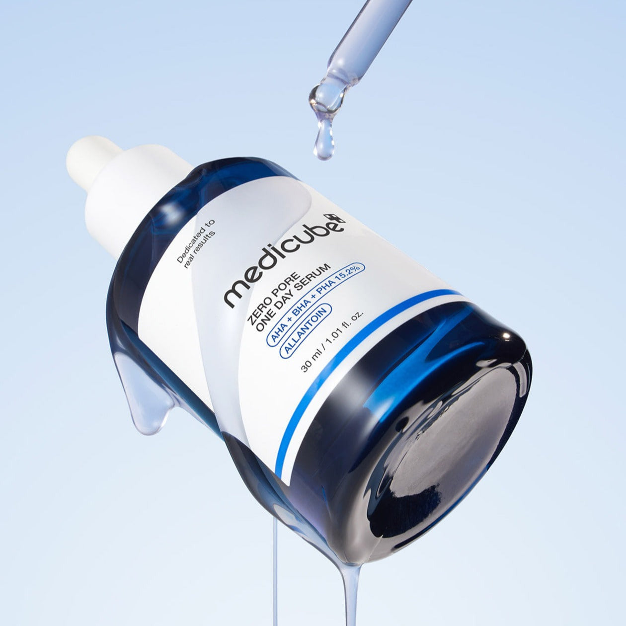MEDICUBE Zero Pore One-Day Serum 30ml de la marque Mediacube, flacon bleu blanc sur fond clair, goutte de sérum