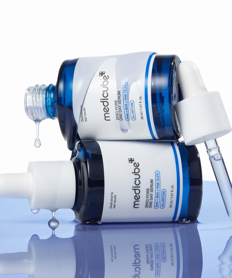 MEDICUBE Zero Pore One-Day Serum 30ml de medicube, flacons bleus sur fond blanc, gouttes et pipette, contexte beauté.