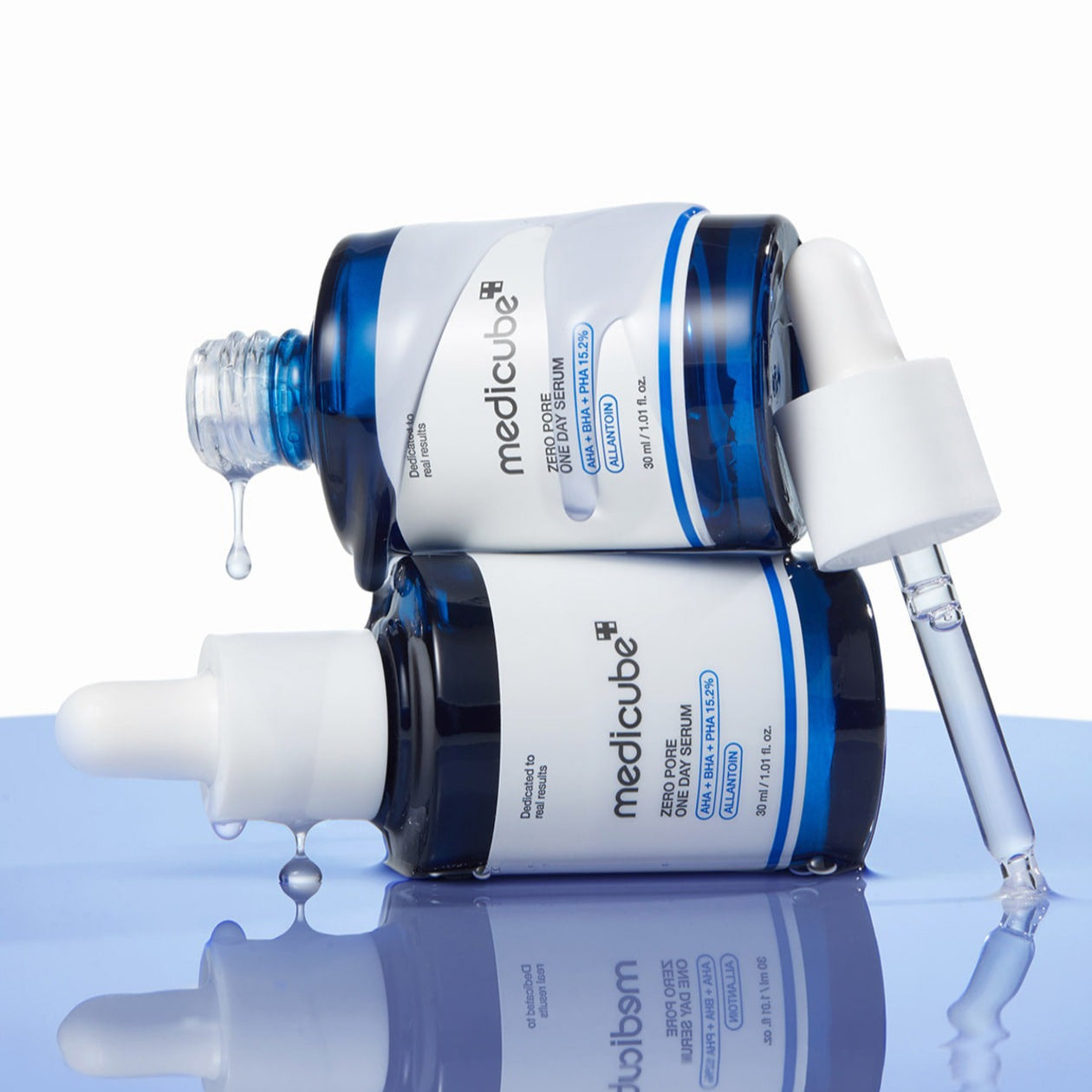 MEDICUBE Zero Pore One-Day Serum 30ml de medicube, flacons bleus sur fond blanc, gouttes et pipette, contexte beauté.