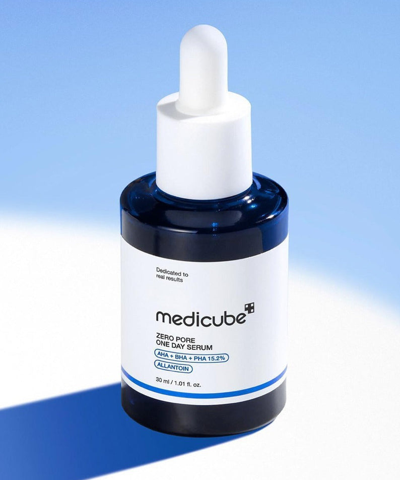 MEDICUBE Zero Pore One-Day Serum 30ml, flacon medIcube sur fond bleu clair, sérum anti-pores en contexte produit
