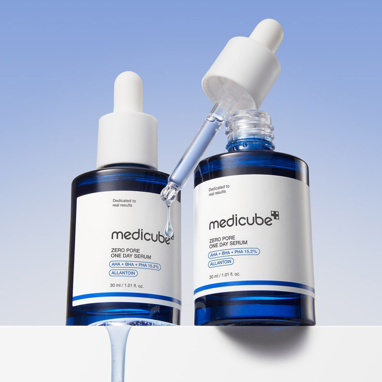 MEDICUBE Zero Pore One-Day Serum 30ml de la marque Medicube, flacons sérum sur fond bleu, goutte qui coule