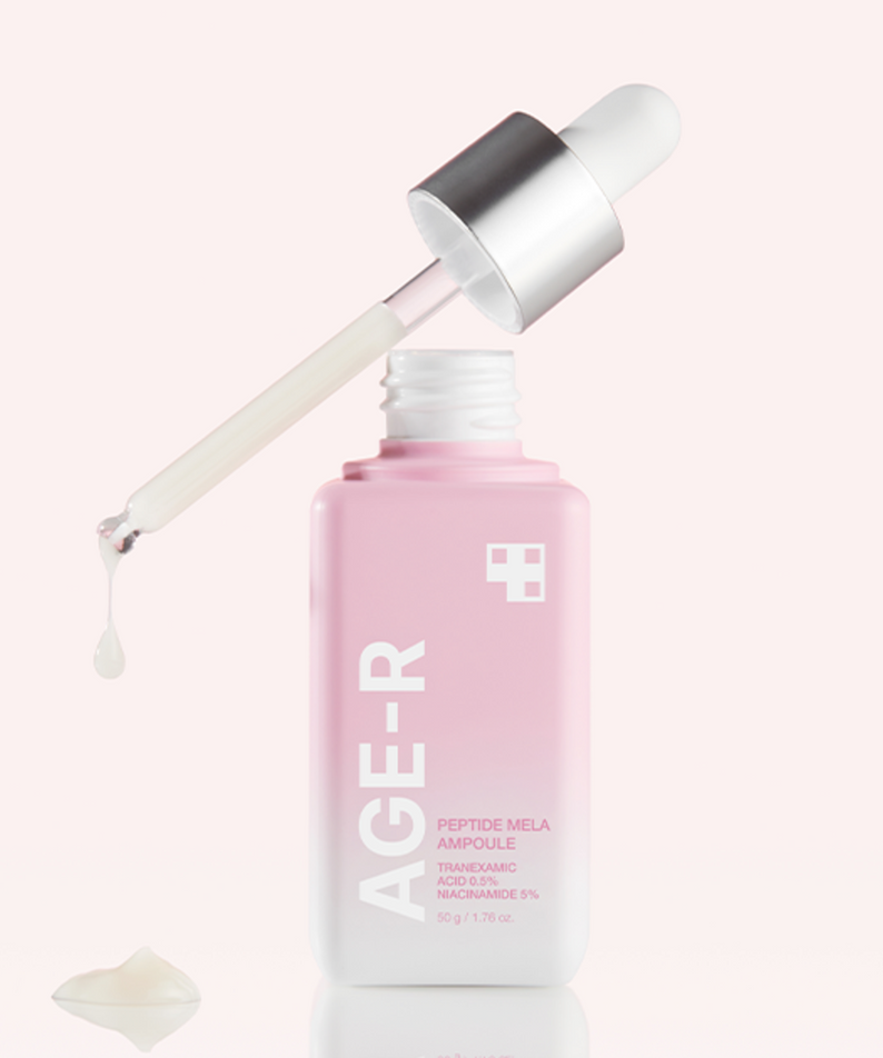 Flacon de MEDICUBE AGE-R Peptide Mela Ampoule 50g avec pipette en gros plan sur fond blanc.