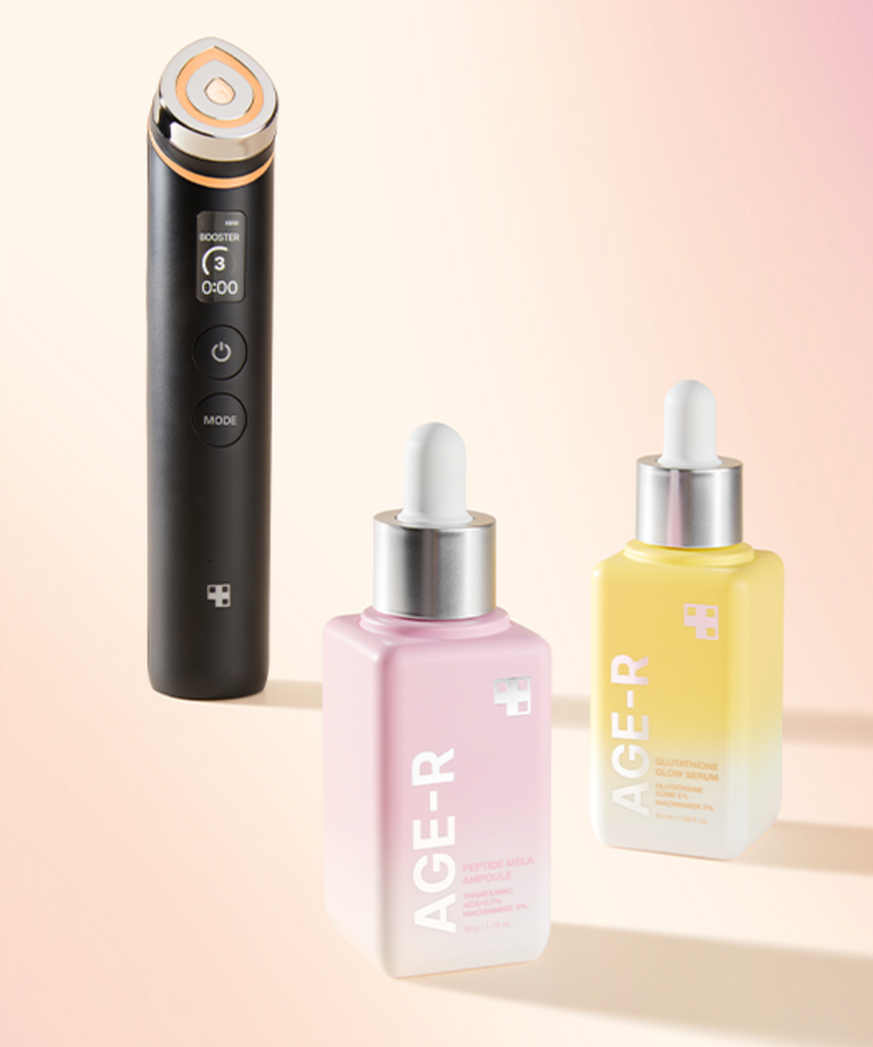 Flacon MEDICUBE AGE-R Peptide Mela Ampoule 50g sur fond rose avec sérum et appareil de soins de la peau.