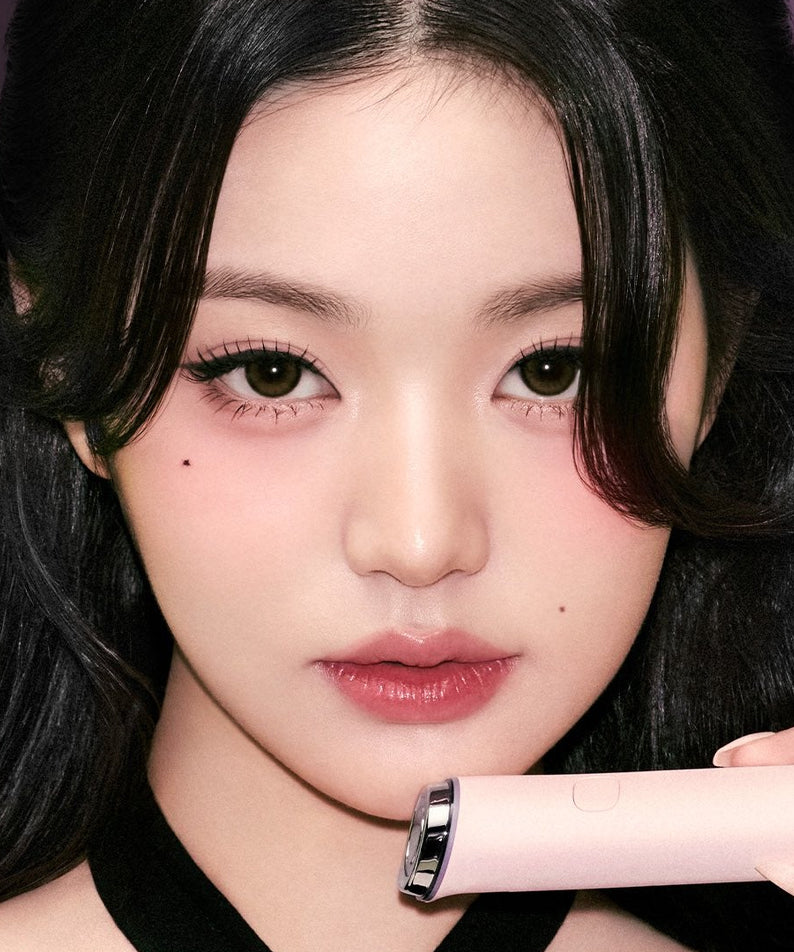 MEDICUBE Age-R Booster Pro Mini Edition : maquillage sur modèle, appareil rose sur fond sombre, marque MEDICUBE, gros plan.