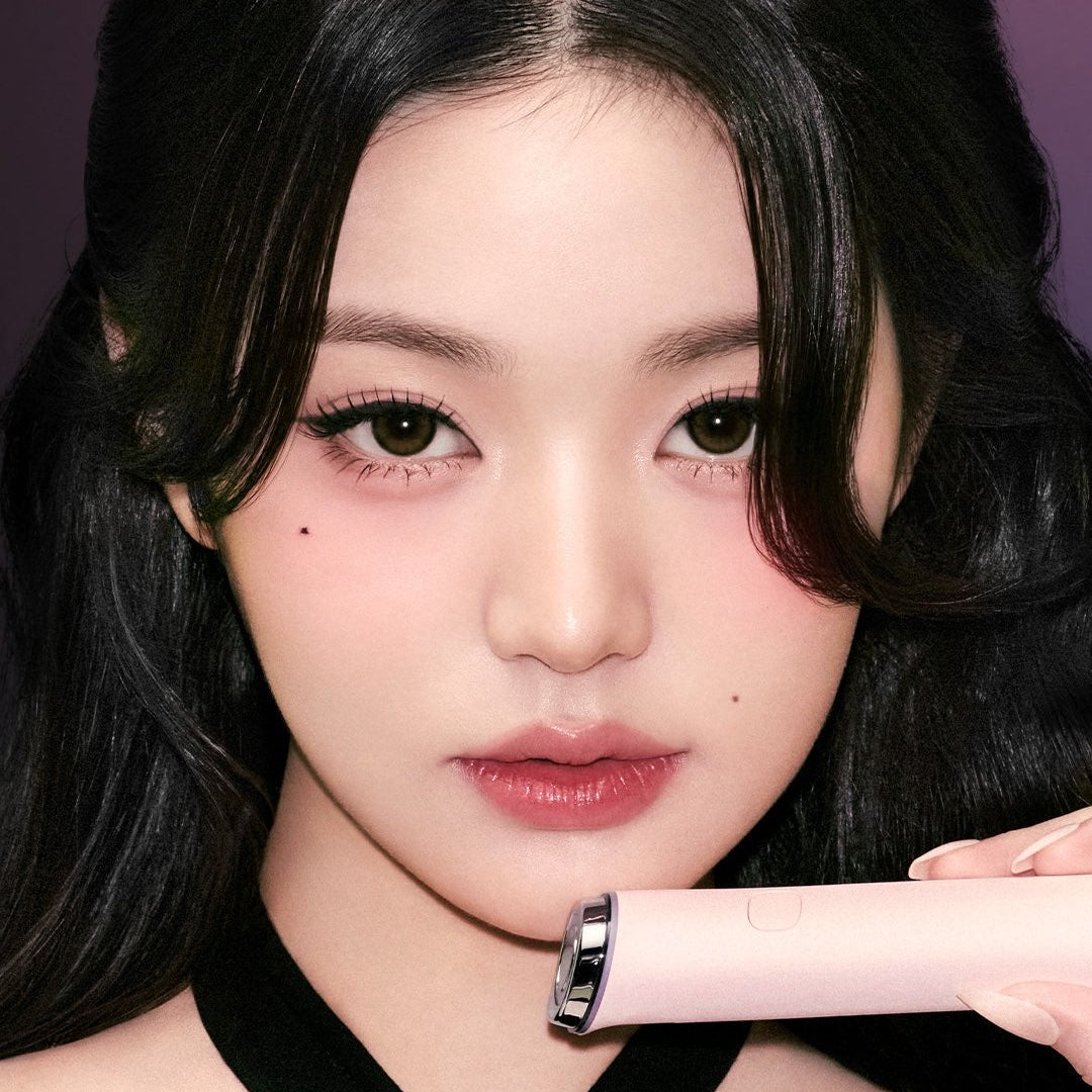 MEDICUBE Age-R Booster Pro Mini Edition : maquillage sur modèle, appareil rose sur fond sombre, marque MEDICUBE, gros plan.