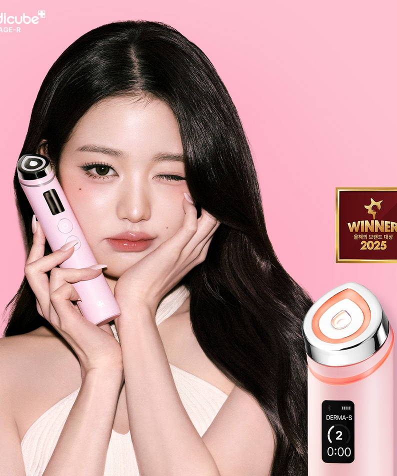 Décris l'image en français : MEDICUBE AGE R Booster Pro PINK Edition, jeune femme utilisant l’appareil rose sur fond rose.