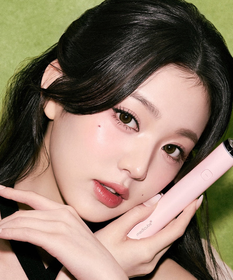 MEDICUBE Age-R Booster Pro Mini Edition : la marque en rose, sur fond vert, visage de femme tenant le boîtier