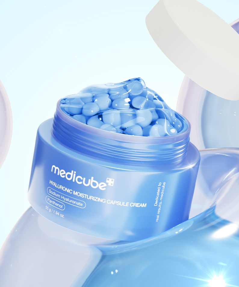 Crème capsule hydratante MEDICUBE Hyaluronic Moisturizing Capsule Cream 55g, soin du visage, pot bleu ouvert, crème et capsules visibles.