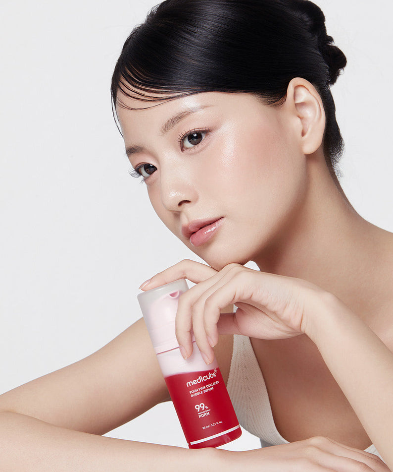Jeune femme posant avec le MEDICUBE PDRN Bubble Cream Serum 95ml, révélant une peau éclatante et saine.