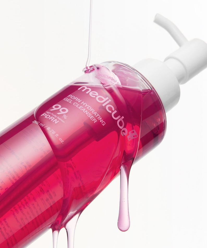 Flacon de MEDICUBE PDRN Gel-To-Foam Cleanser 200ml avec gel rose coulant, nettoyant visage hydratant.