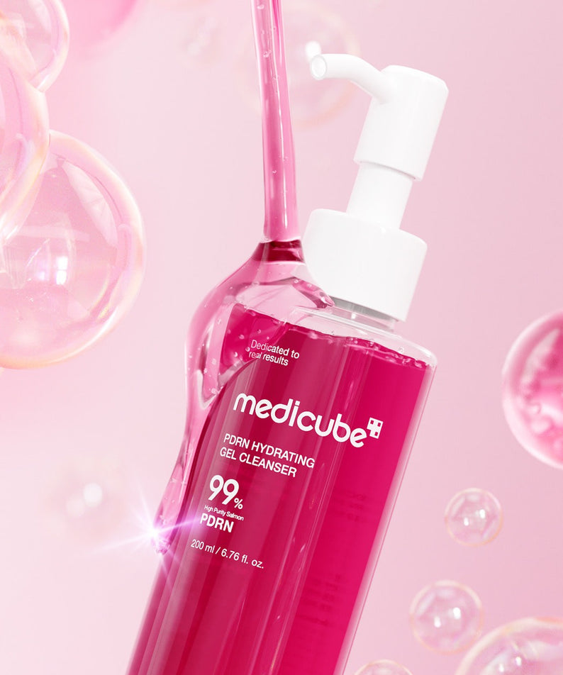 Flacon de 200 ml de MEDICUBE PDRN Gel-To-Foam Cleanser avec des bulles sur fond rose.