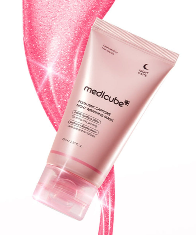 Tube de MEDICUBE PDRN Pink Caffeine Night Wrapping Mask 75ml avec texture rose scintillante, produit de soin de nuit.