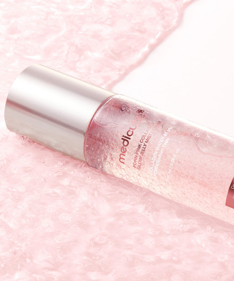 Sérum MEDICUBE PDRN Pink Collagen Jelly Mist 100ml sur fond rose, traitement visage.