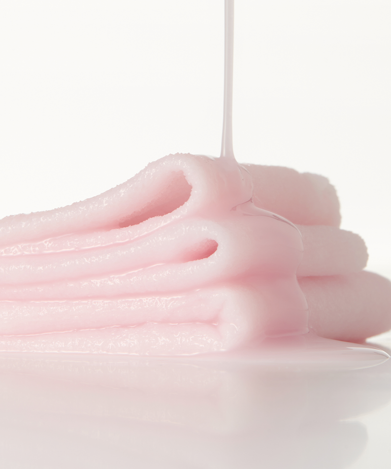 Texture crémeuse du MEDICUBE PDRN Pink Lift Up Mask Set en détail. Soin de la peau pour une apparence revitalisée et rafraîchissante.