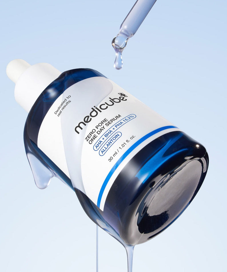 Flacon de MEDICUBE Zero Pore One-Day Serum 30ml avec liquide s’écoulant, sur fond bleu clair