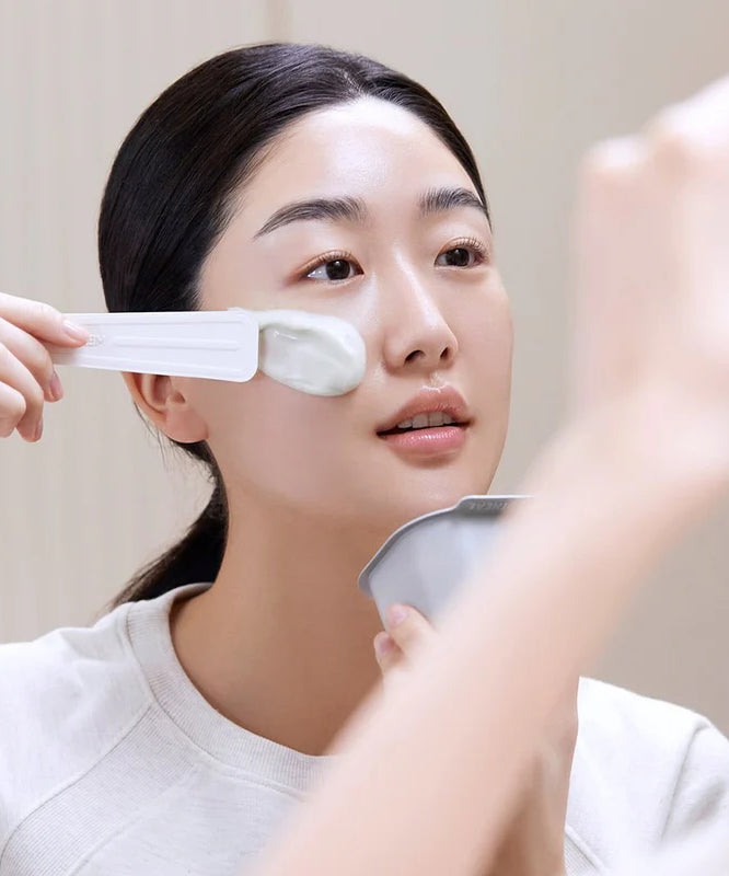 Application du MEDIHEAL Derma Modeling Pack [Hyaluronic Acid Moisturizing] sur le visage pour une hydratation optimale.