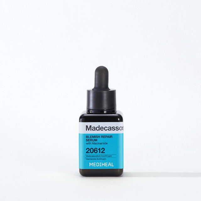 Décris l'image en français : MEDIHEAL Madecassoside Blemish Repair Serum 40ml sur fond blanc, bouteille sérum bleu/noir.