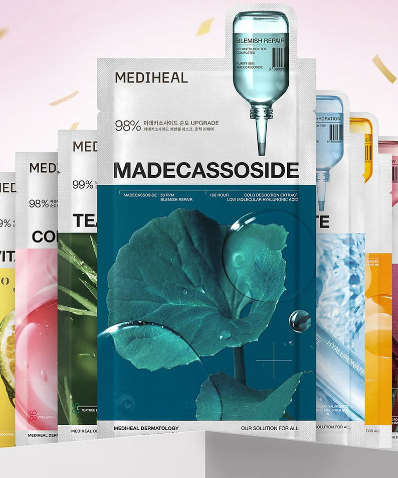 MEDIHEAL N.1 Essential Masks x 10 : pack de masques MEDIHEAL sur fond blanc, bouteilles et boîtes de soins en arrière-plan.