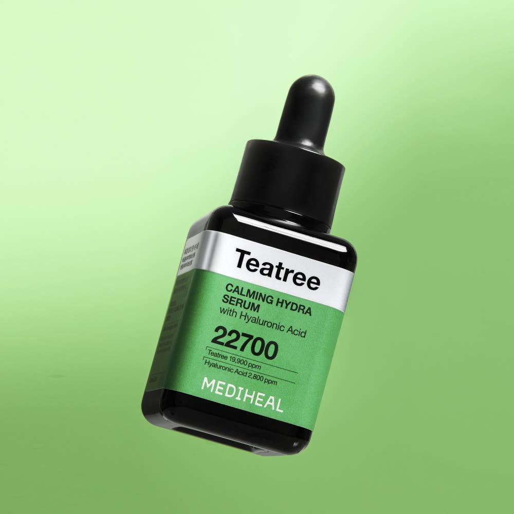 MEDIHEAL Tea Tree Soothing Moisture Serum 40ml en flacon noir sur fond vert, produit beauté de la marque MEDIHEAL