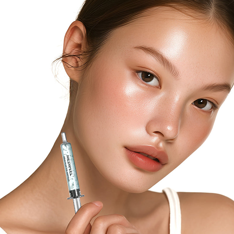 MEDIPEEL Aqua Plus Tox Ampoule 35ml de la marque MEDIPEEL : peau éclatante, sérum appliqué sur modèle visage en studio.