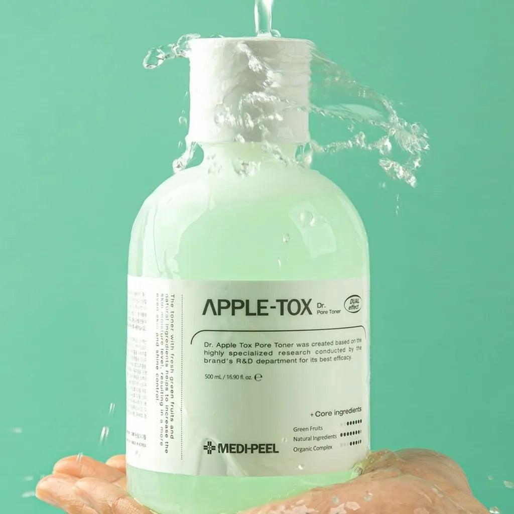 MEDIPEEL Dr.Apple Tox Pore Toner 500ml : flacon sur fond vert avec éclaboussure, main en contexte visuel produit
