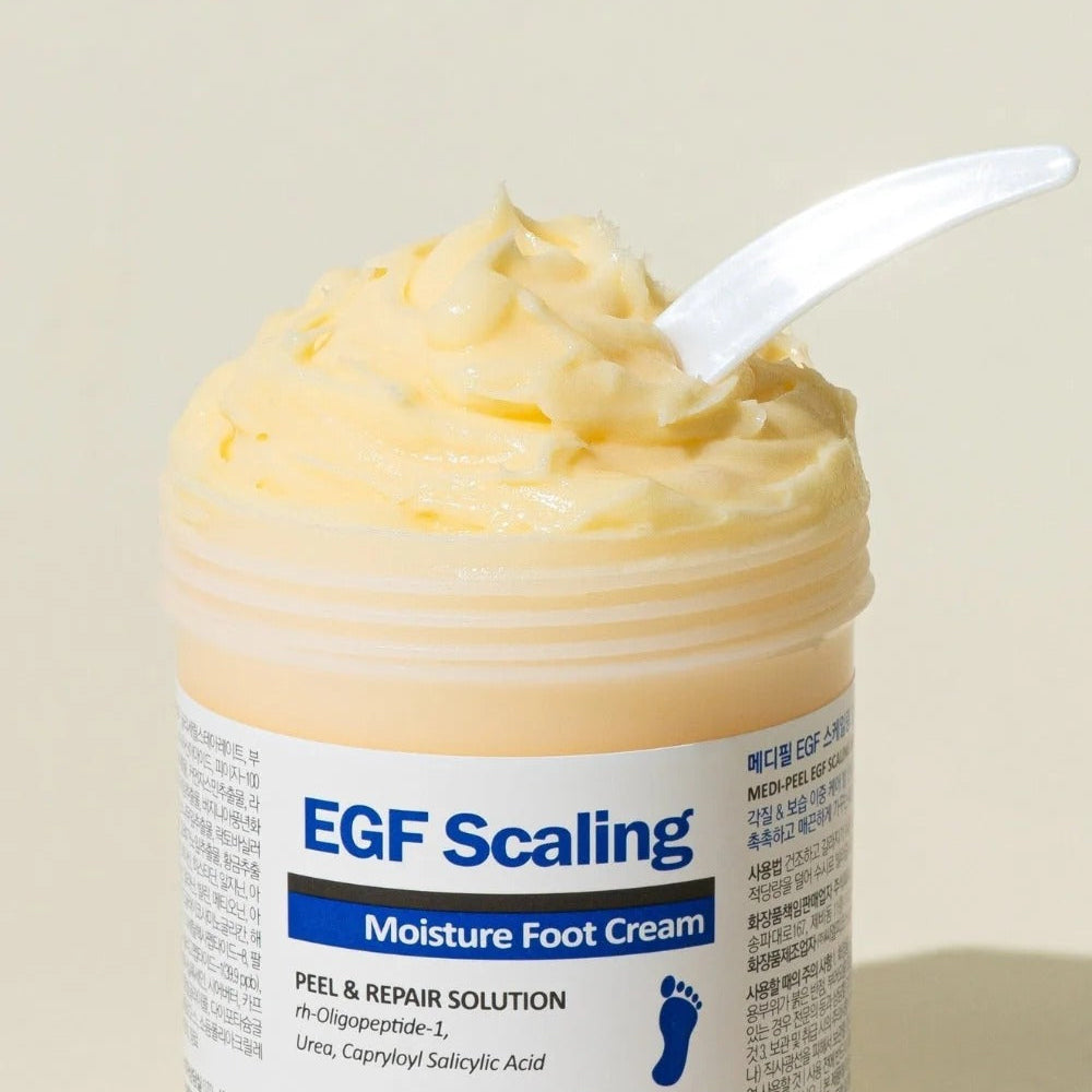 MEDIPEEL EGF Scaling Moisture Foot Cream 130g : pot crème pour les pieds sur fond clair, texture crème visible.