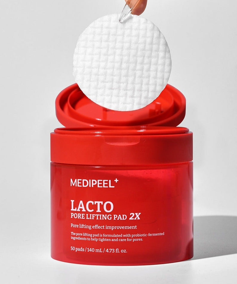 MEDIPEEL Lacto Pore Lifting Pads 2X 140ml 50 Sheets, boîte rouge avec pads blancs sur fond clair (contexte produit)