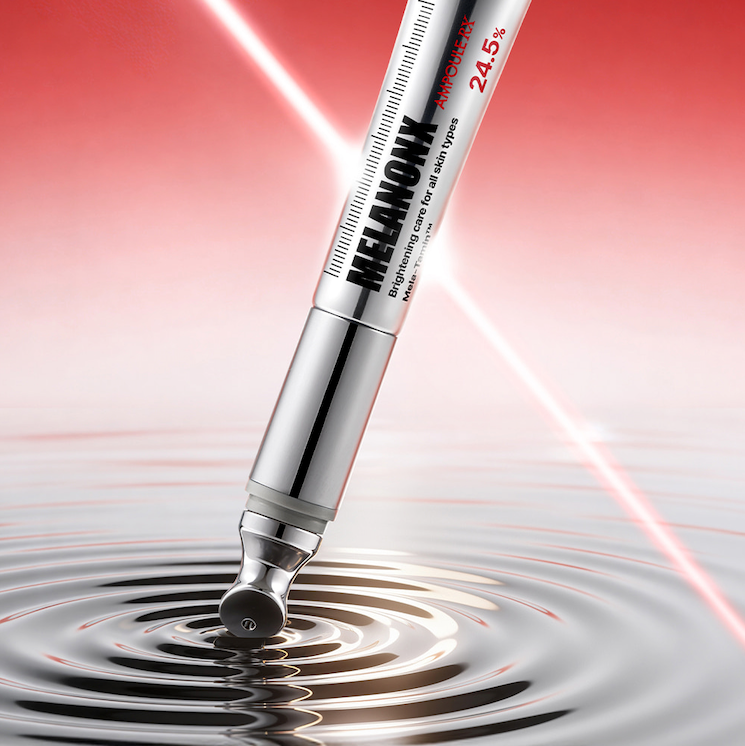 MEDIPEEL Melanon-X Bounce Shot Ampoule RX 20ml, sérum sur fond rose avec goutte et effet “bounce” visuel.