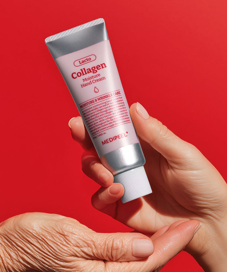 MEDIPEEL Red Lacto Collagen Moisture Hand Cream 50ml : tube tenu sur peau, fond rouge, crème mains antirides