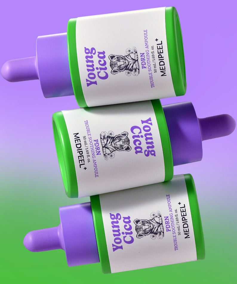 Flacons de MEDIPEEL Young Cica PDRN Trouble Soothing Ampoule 50ml sur fond violet et vert.