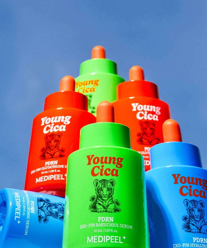 Collection de sérums MEDIPEEL Young Cica PDRNExo-Pin Hyaluronic Serum 50ml, colorés et disposés artistiquement.