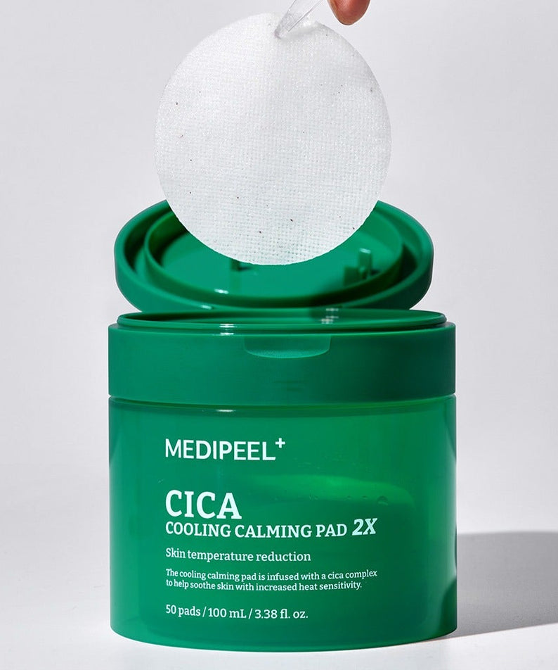 Pot de MEDIPEEL Cica Cooling Soothing Pads 2X 100ml 50 Sheets ouvert avec un disque blanc au-dessus, 50 tampons pour apaisement cutané.