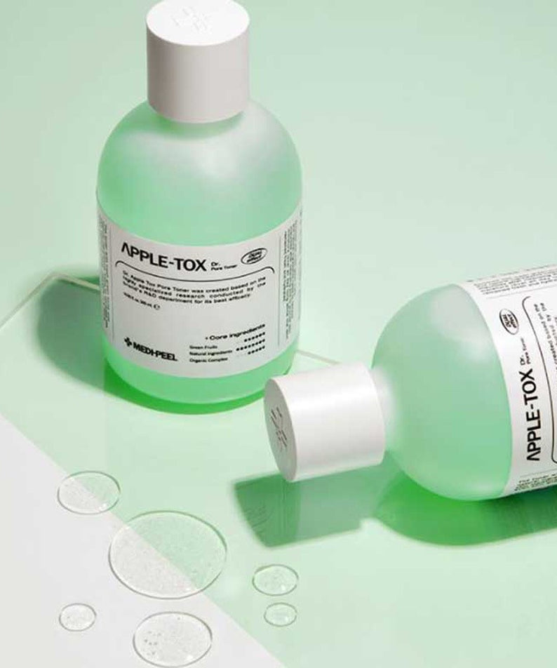 Bouteilles de MEDIPEEL Dr.Apple Tox Pore Toner 500ml sur fond vert clair.