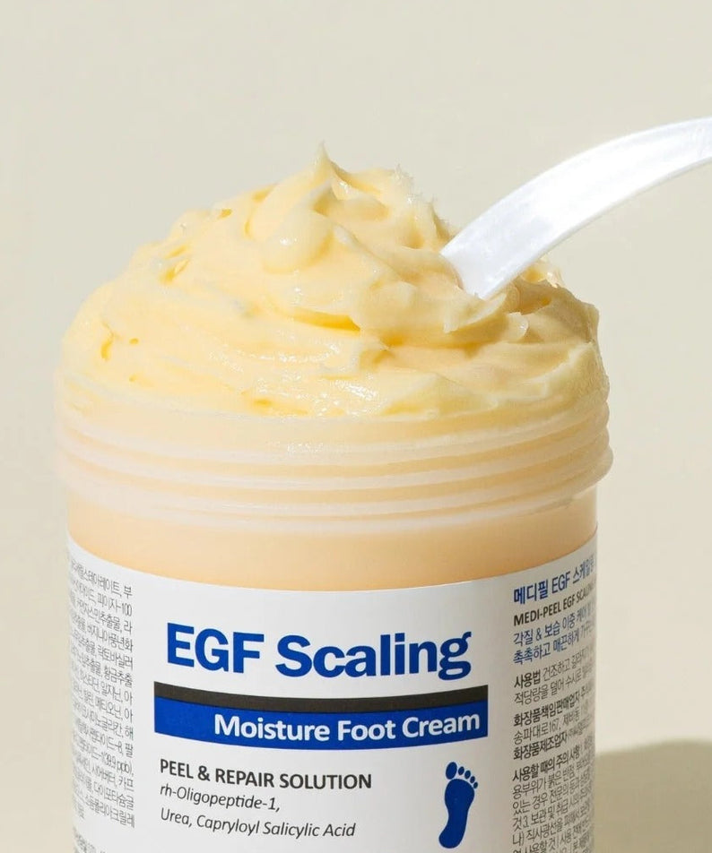 Crème pour les pieds MEDIPEEL EGF Scaling Moisture Foot Cream 130g avec texture crémeuse et spatule sur le dessus, hydratation intense.