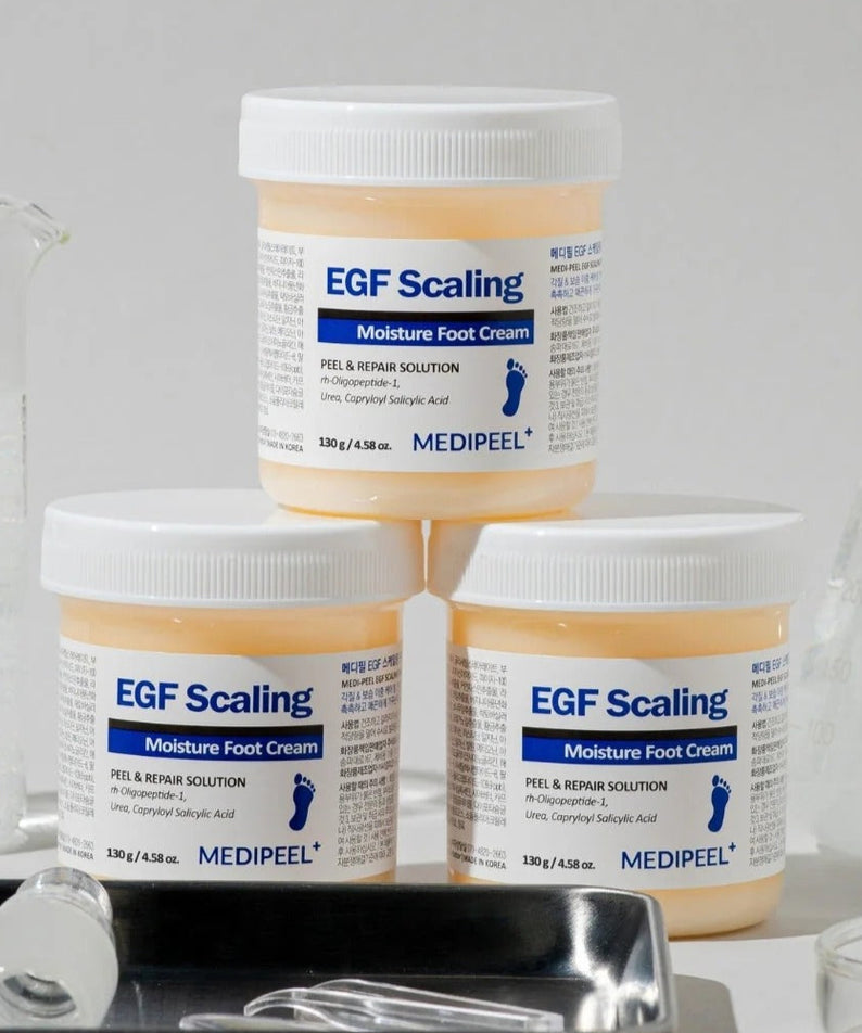 Trois pots de MEDIPEEL EGF Scaling Moisture Foot Cream 130g présentés dans un environnement clinique.