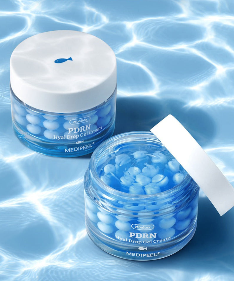 Crème MEDIPEEL Water Tox PDRN Hyal Drop Gel 50g sur fond aquatique bleu élégant.
