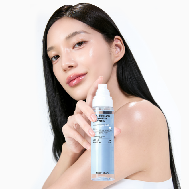 MEDITHERAPY Hyaluronic Acid Skin Booster First Serum 150ml, flacon tenue par une femme, peau hydratée, fond clair.