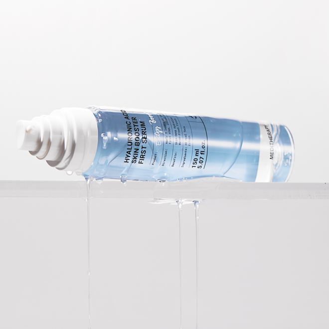 MEDITHERAPY Hyaluronic Acid Skin Booster First Serum 150ml, flacon bleu sur fond blanc, gouttes et contexte visuel soins peau.
