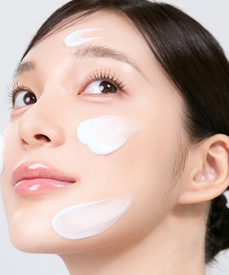 MEDITHERAPY Squalane Skin Booster Moisturizer 150ml : crème hydratante sur le visage, femme, gouttes blanches, fond clair.