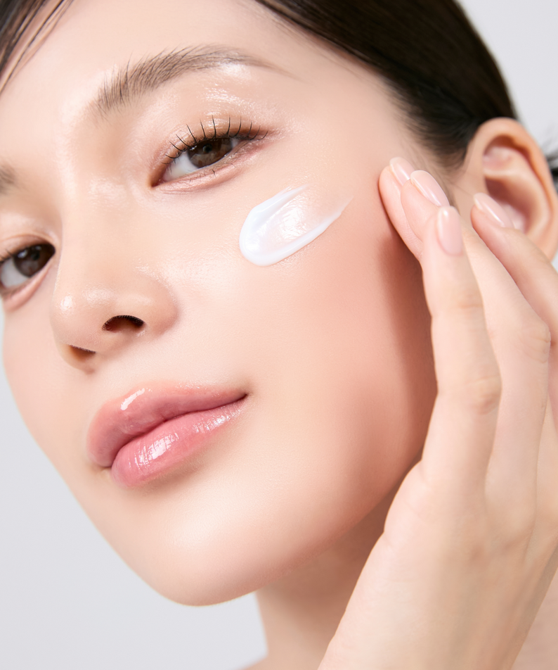 Décris l'image en français : MEDITHERAPY Squalane Skin Booster Moisturizer 150ml, marque en flacon, peau hydratée en gros plan.