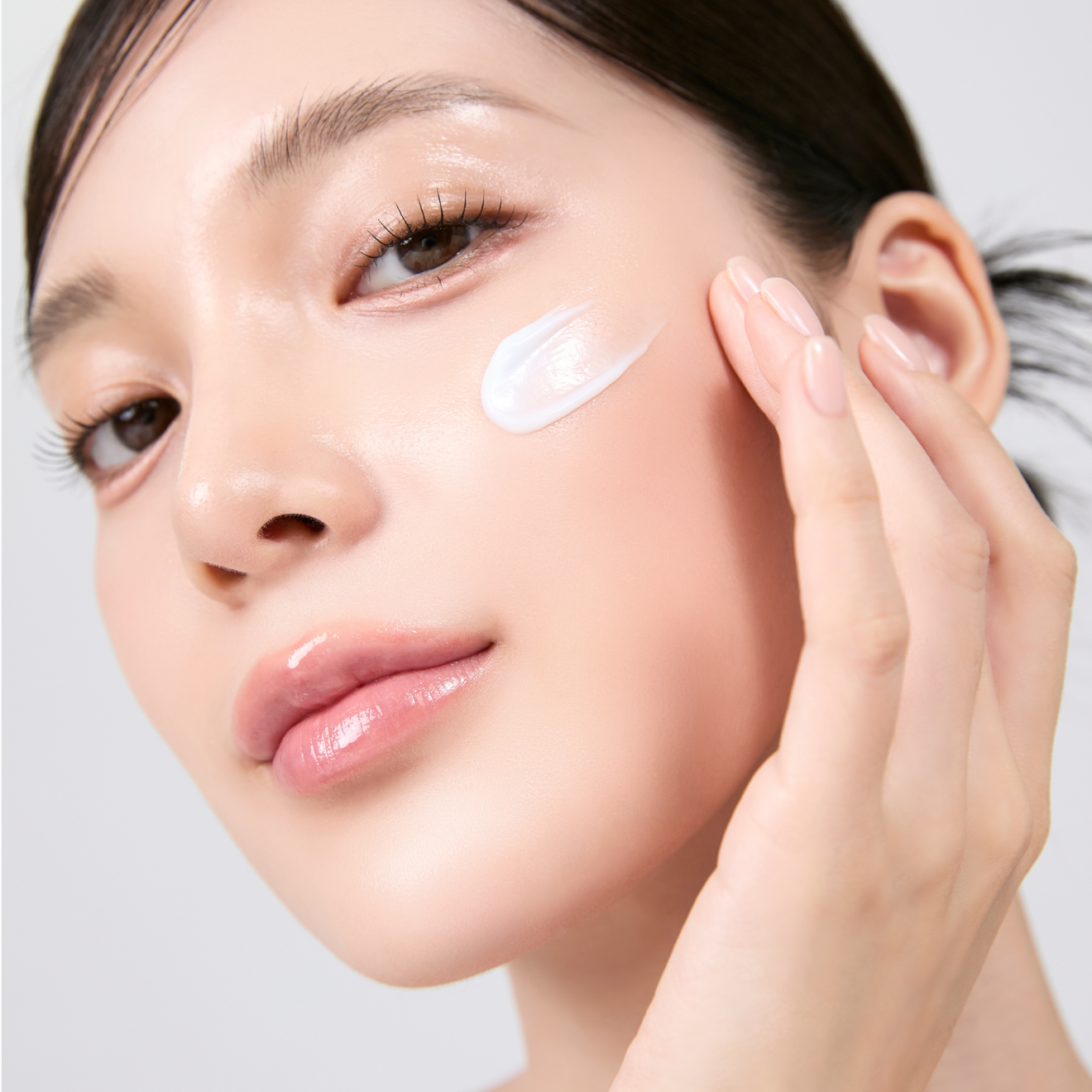 Décris l'image en français : MEDITHERAPY Squalane Skin Booster Moisturizer 150ml, marque en flacon, peau hydratée en gros plan.