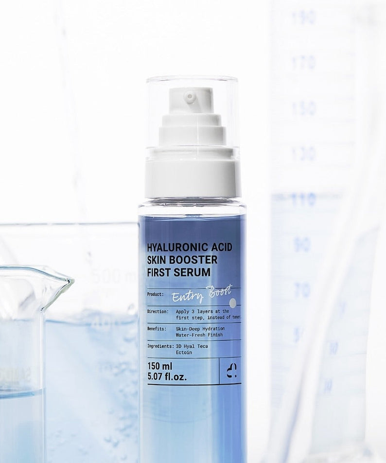 Flacon de MEDITHERAPY Hyaluronic Acid Skin Booster First Serum 150ml avec pompe blanche sur fond scientifique.