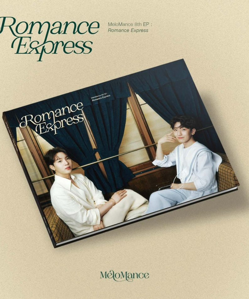 MELOMANCE - 8th Mini Album [Romance Express] - Album Kpop : pochette avec deux membres assis, rideaux bleus, fond beige.
