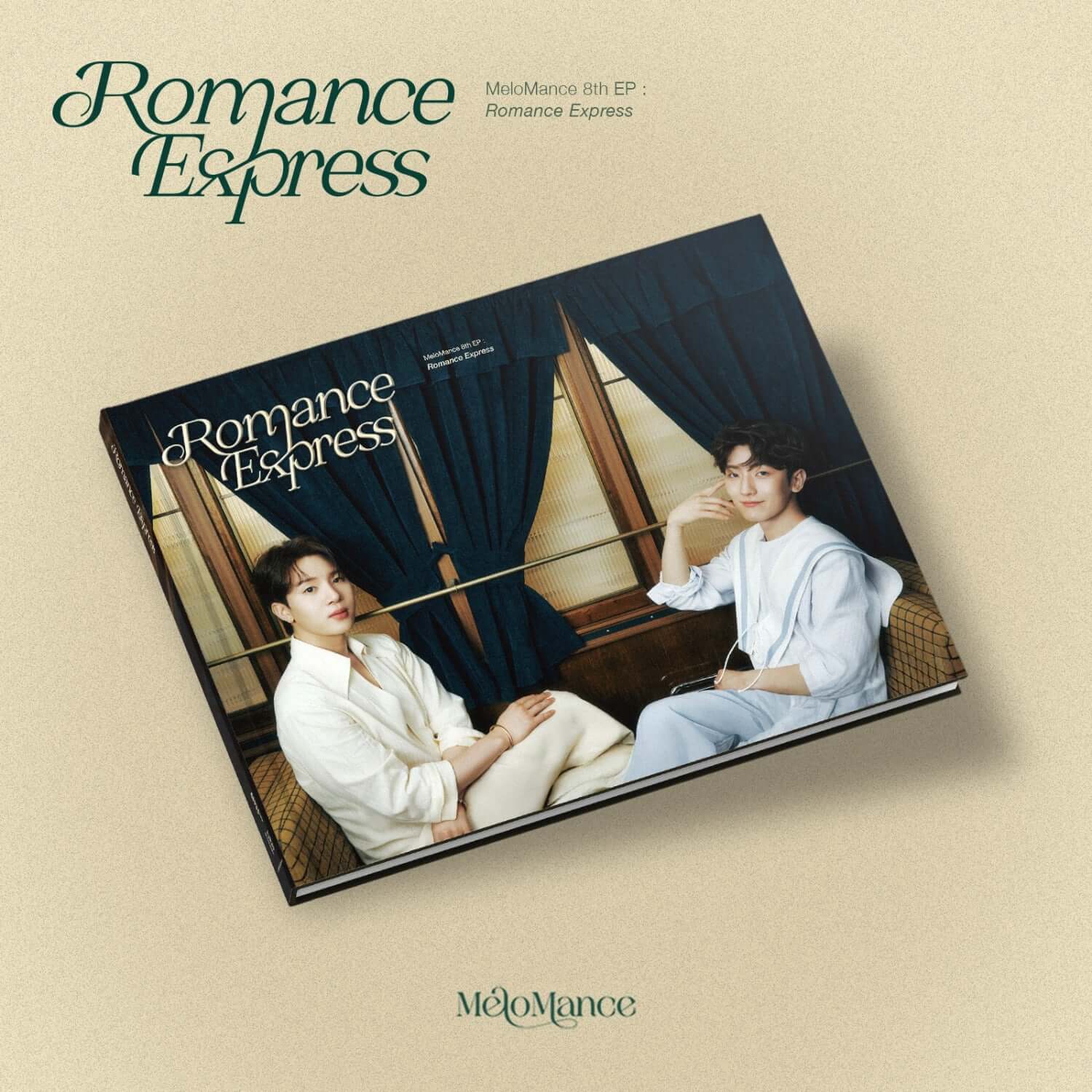 MELOMANCE - 8th Mini Album [Romance Express] - Album Kpop : pochette avec deux membres assis, rideaux bleus, fond beige.