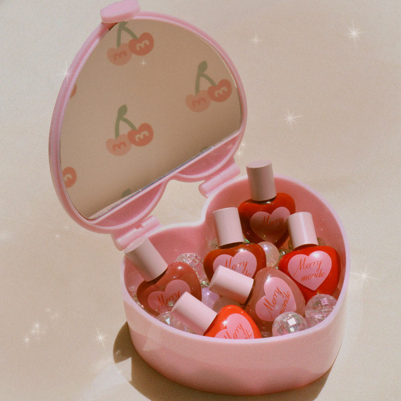 MERRY MONDE Mini Heart Tint de la marque, coffret rose en forme de cœur avec gloss et cœurs, fond clair