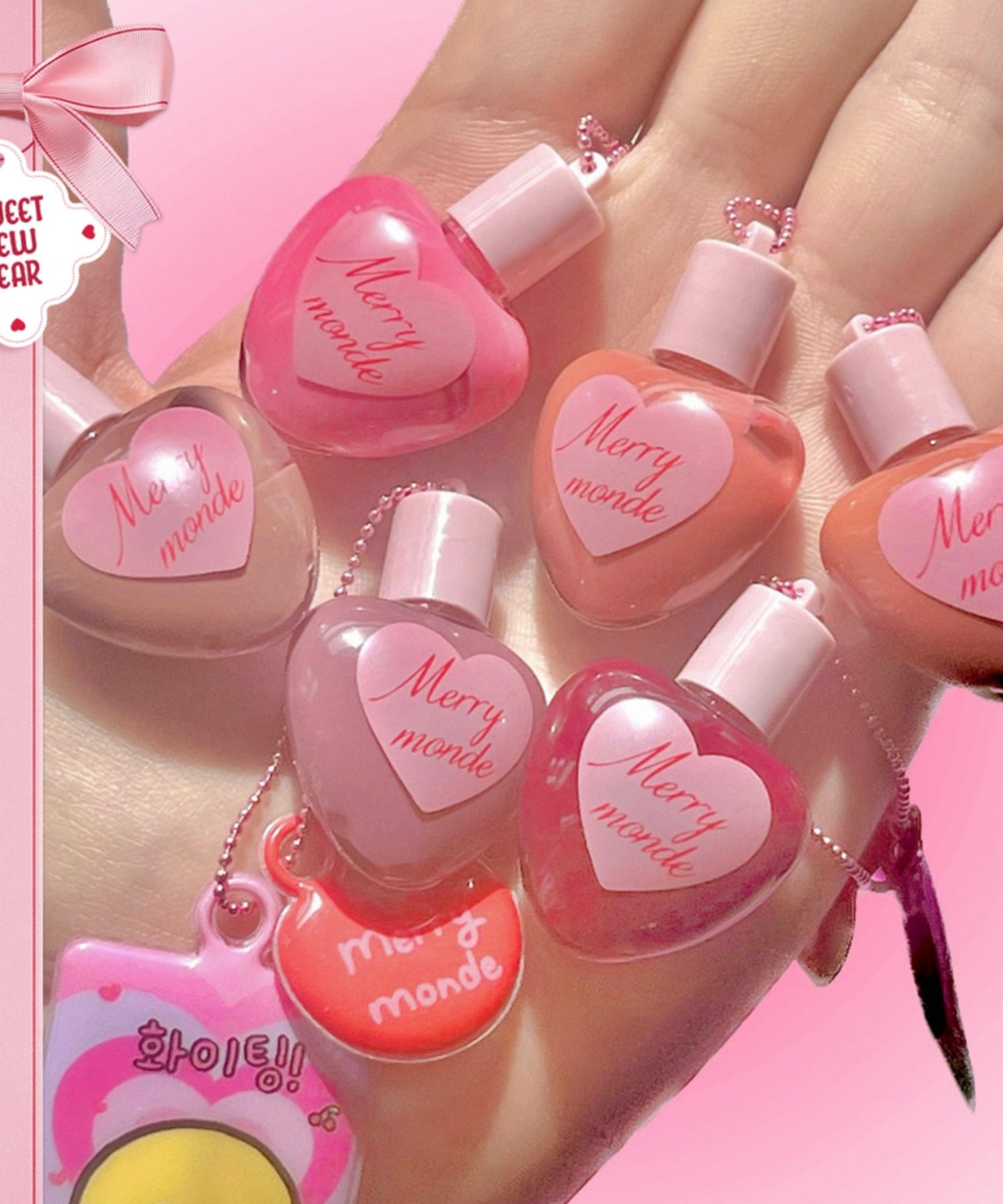 MERRY MONDE Mini Heart Tint, marque, mini flacons en forme de cœur sur mains, fond rose, fête du Nouvel An