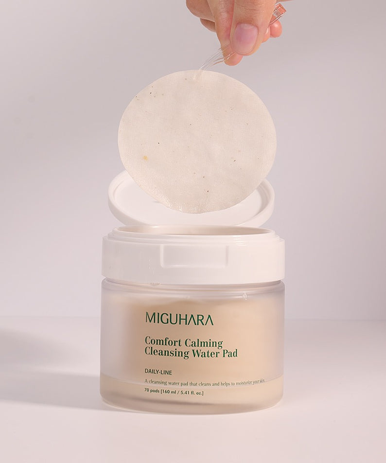 MIGUHARA Comfort Calming Cleansing Water Pads 70 Sheets, disques de coton humidifiés sortis d’un pot, ambiance beauté, photo produit.