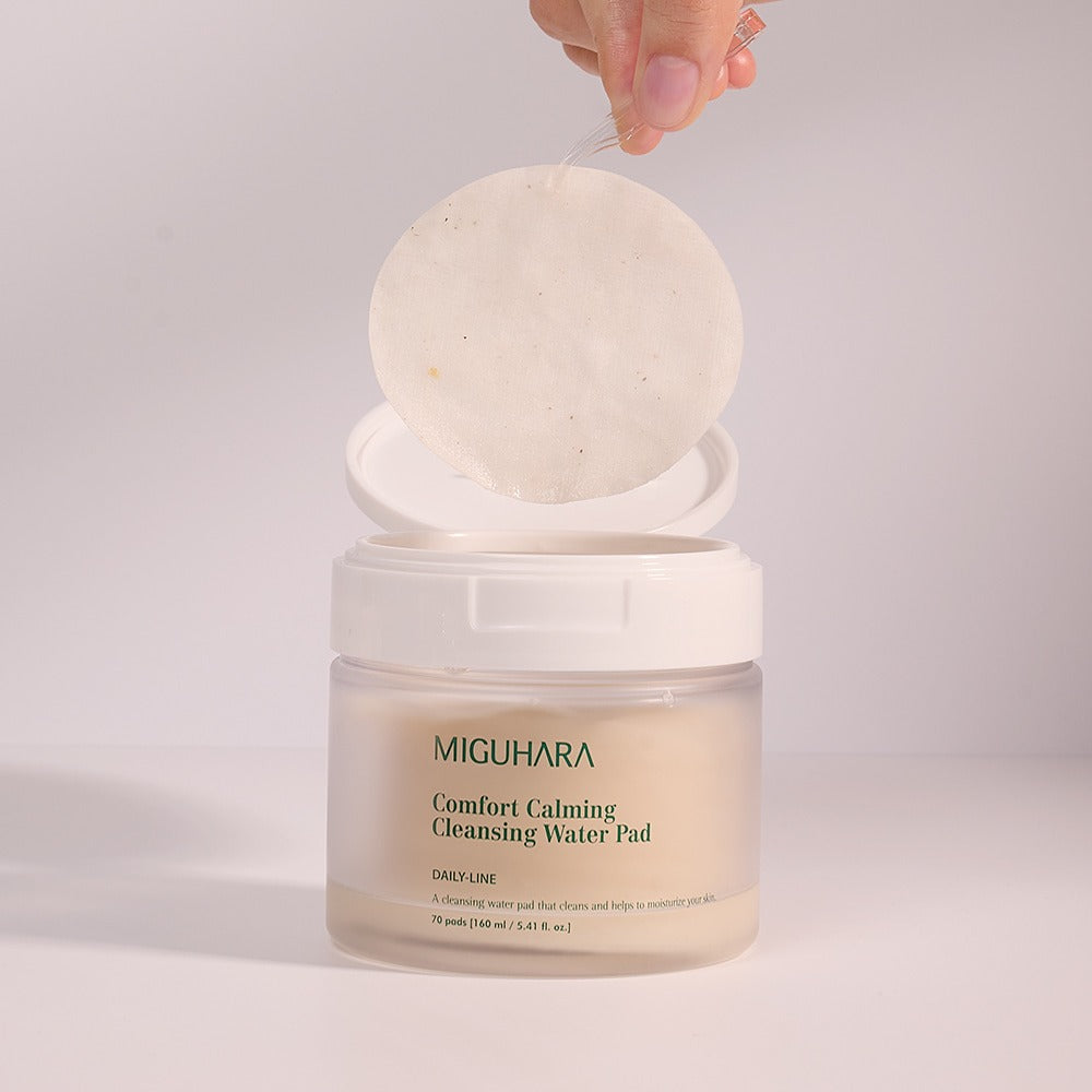 MIGUHARA Comfort Calming Cleansing Water Pads 70 Sheets, disques de coton humidifiés sortis d’un pot, ambiance beauté, photo produit.