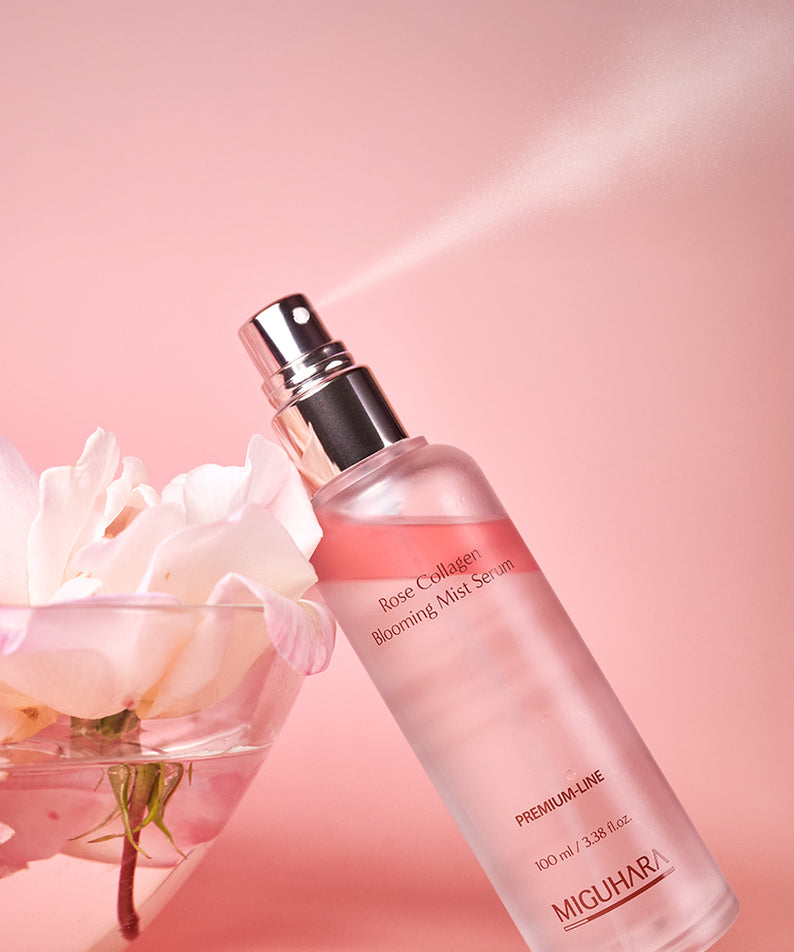 MIGUHARA  Rose Collagen Blooming Mist Serum 100ml : brume rosée près de fleurs de pivoine sur fond rose